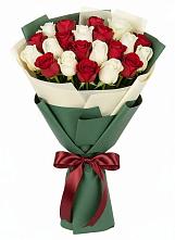 Букет Микс из красных и белых роз в Бережки