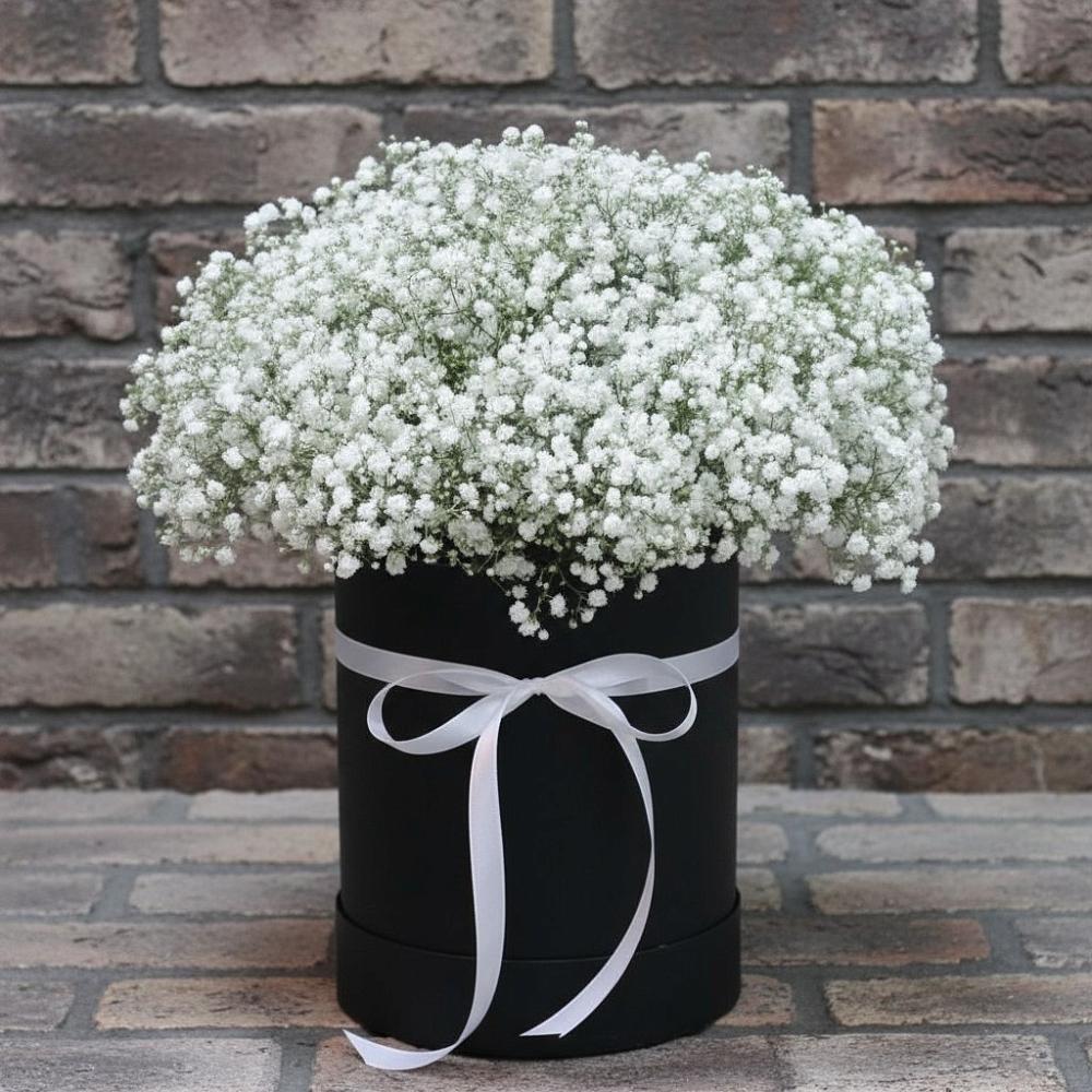 Цветочная композиция из Гипсофила в шляпной коробке в Бережки