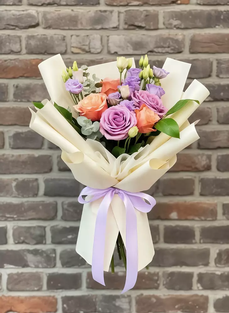 Букет цветов из: Лизиантусы и Розы в Бережки