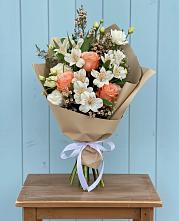 Букет цветов из:  Альстромерии, Лизиантусы, Розы и Хризантемы в Бережки