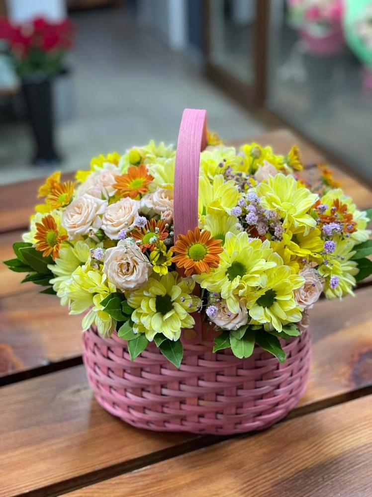 Цветочная композиция из Хризантемы и Розы в корзине в Бережки