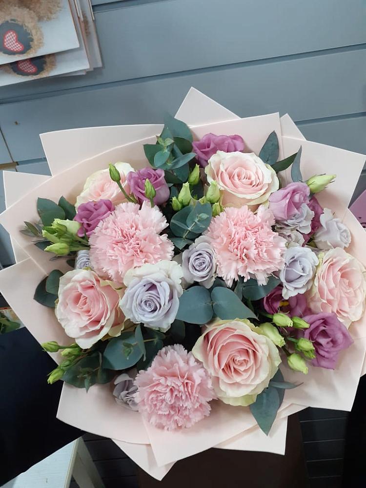 Букет цветов из: Розы, Гвоздики и Лизиантусы в Бережки